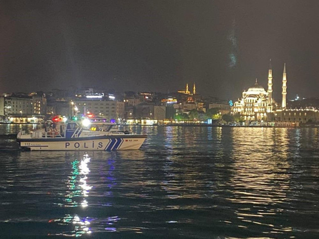 Galata Köprüsü'nden denize düşen vatandaş hayatını kaybetti - Resim: 0