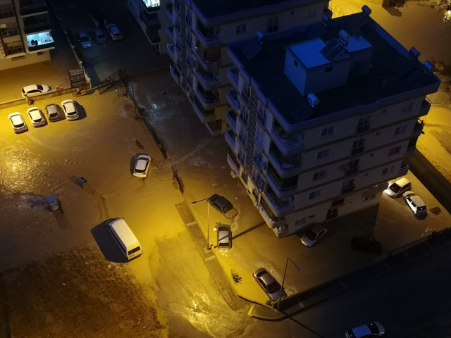 Mersin'de şiddetli yağmur nedeniyle onlarca araç sular içinde kaldı - Resim: 0
