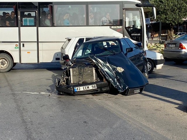 Antalya'da servis aracı otomobille çarpıştı: Yaralılar var - Resim: 1