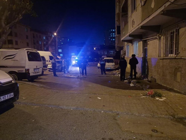 İstanbul'da esrarengiz olay! Yangın çıkan 5 katlı binada ceset bulundu! - Resim: 0
