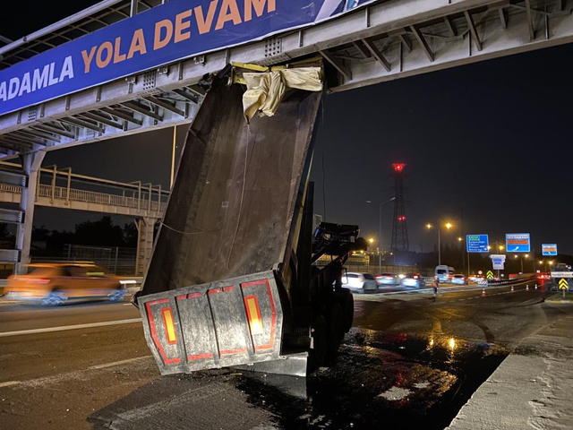 Eyüpsultan’da üst geçide çarpan kamyonun dorsesi ayrıldı - Resim: 0