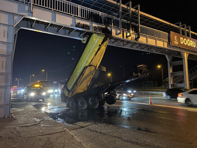 Eyüpsultan’da üst geçide çarpan kamyonun dorsesi ayrıldı - Resim: 2