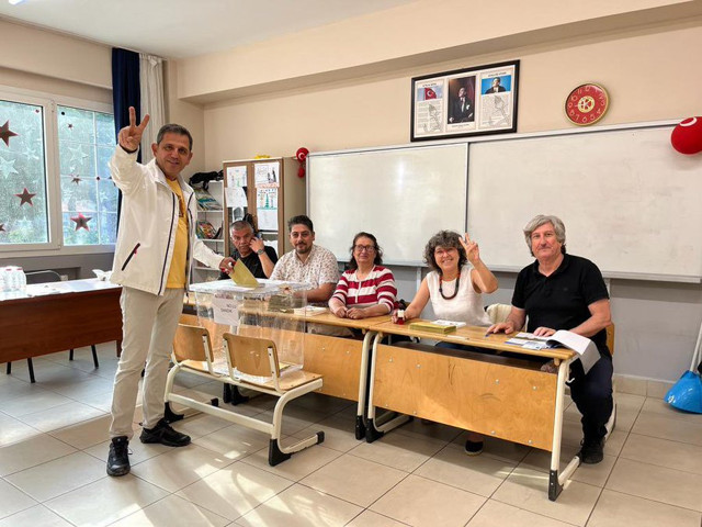 Fatih Portakal sandık başında zafer işareti yaptı! AK Parti suç duyurusunda bulundu - Resim: 0