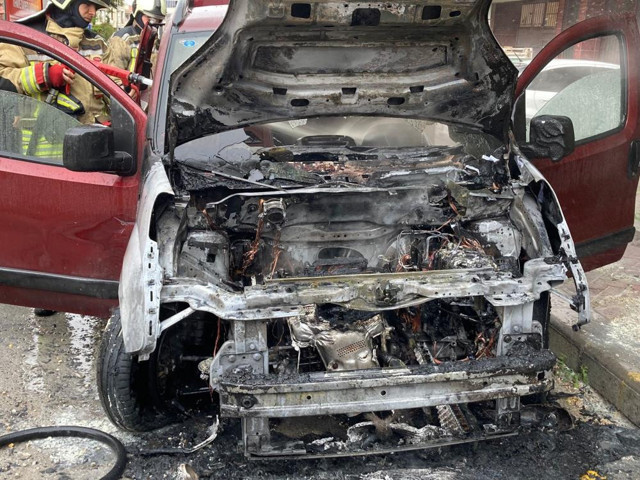 Ankara’da korkutan yangın: Kontağı çevirdi, araba alev aldı! - Resim: 0