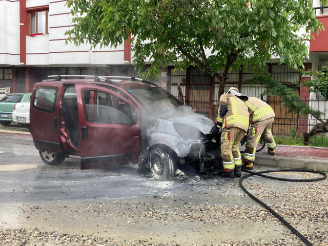 Ankara’da korkutan yangın: Kontağı çevirdi, araba alev aldı! - Resim: 1