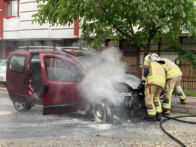 Ankara’da korkutan yangın: Kontağı çevirdi, araba alev aldı! - Resim: 2