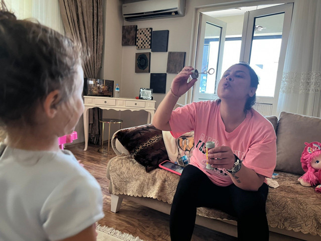 Eski kayınpeder şikayetçi oldu şimdi kızıyla birlikte ev hapsinde! 'Psikolojimiz bozuluyor' - Resim: 0