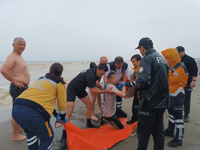 Karadeniz'de can pazarı! 16 yaşındaki çocuk iskeleden denize düştü - Resim: 1