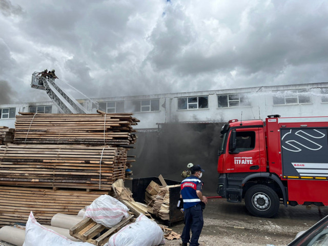 Ankara'da korkutan yangın! Mobilya fabrikasını alevler sardı 4 kişi dumandan etkilendi - Resim: 1