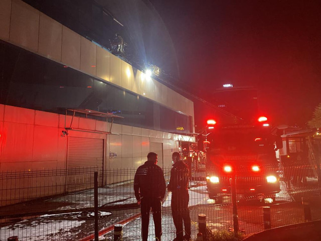 İstanbul'da korkutan yangın! Teknoloji mağazası alev alev yandı: Patlama sesi duyuldu, camlar patladı! - Resim: 3