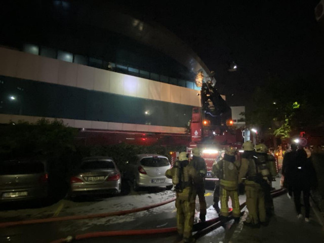 İstanbul'da korkutan yangın! Teknoloji mağazası alev alev yandı: Patlama sesi duyuldu, camlar patladı! - Resim: 0