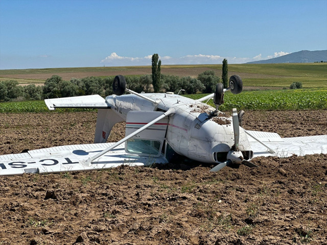 Aksaray'da eğitim uçağı düştü! Pilotların sağlık durumuyla ilgili Vali Aydoğdu'dan açıklama - Resim: 0