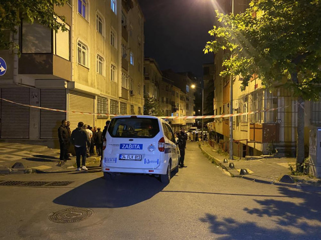 Temeli kazılan inşaatta toprak kayması: Tedbir amacıyla 6 katlı bina boşaltıldı! Mahalleli sokağa döküldü... - Resim: 0