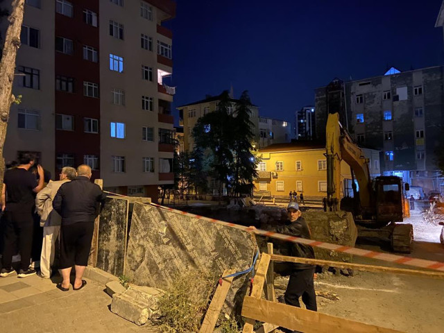 Temeli kazılan inşaatta toprak kayması: Tedbir amacıyla 6 katlı bina boşaltıldı! Mahalleli sokağa döküldü... - Resim: 1