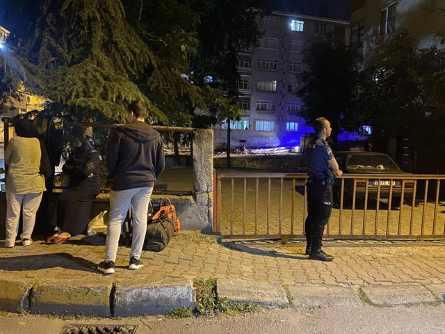 Temeli kazılan inşaatta toprak kayması: Tedbir amacıyla 6 katlı bina boşaltıldı! Mahalleli sokağa döküldü... - Resim: 2