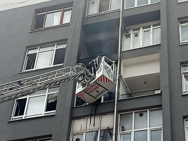 Ankara'da 10 katlı binada yangın! Can kaybı var - Resim: 0