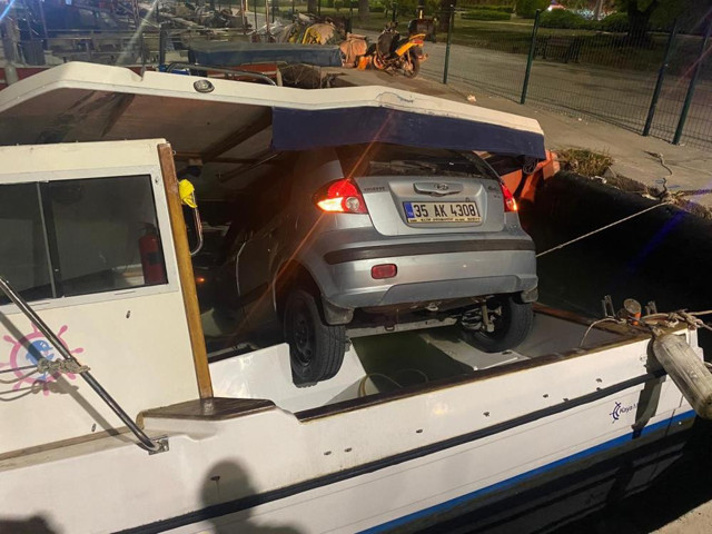 İzmir'de ilginç kaza: Alkollü sürücü tekne üzerine düştü - Resim: 0