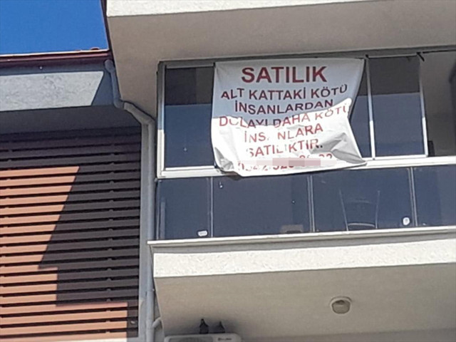 Evinin balkonuna astığı ilan şoke etti! Mahkeme kararıyla kaldırtıldı - Resim: 0