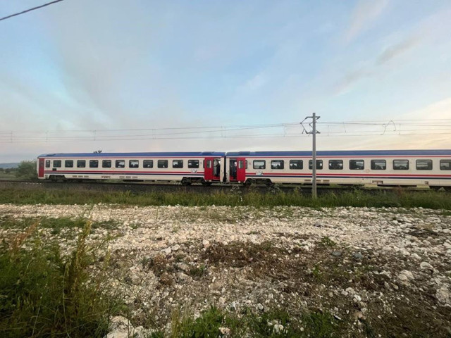 İstanbul'da yolcu treni ile otomobil çarpıştı: 1 ağır yaralı - Resim: 1