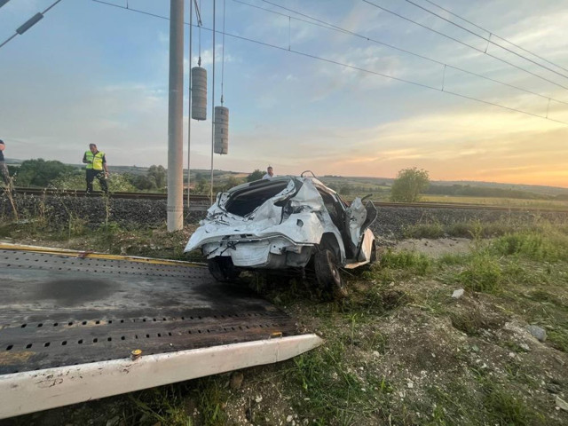 İstanbul'da yolcu treni ile otomobil çarpıştı: 1 ağır yaralı - Resim: 2