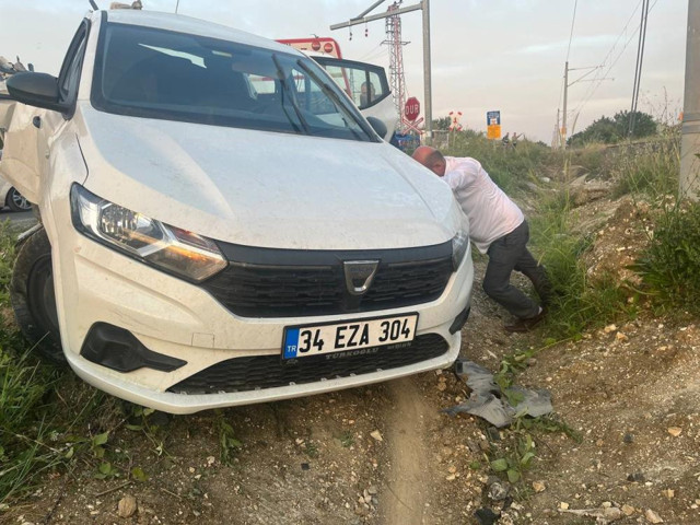 İstanbul'da yolcu treni ile otomobil çarpıştı: 1 ağır yaralı - Resim: 3