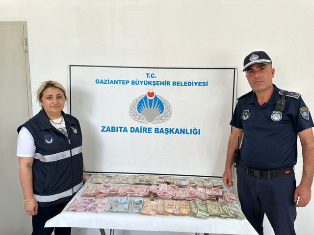 Zabıta sayarken yoruldu! Dilencinin üzerinden çıkan para öyle böyle değil - Resim: 0