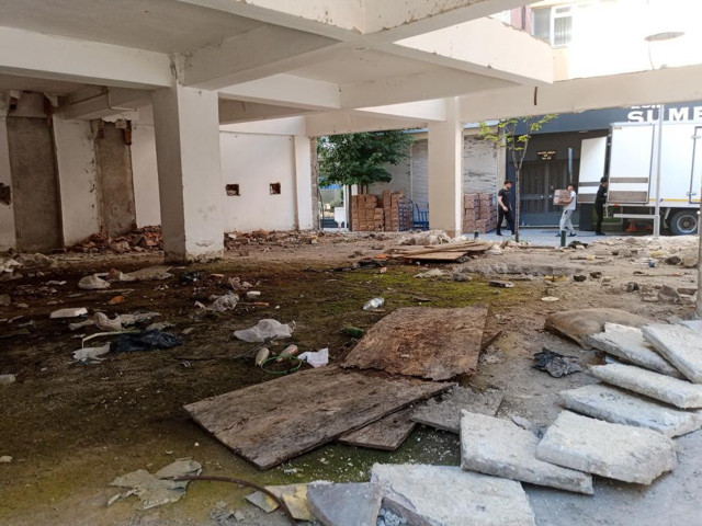 Metruk bina mahallenin kabusu oldu! Saçılan kötü kokudan durulmuyor, nedeni ise... - Resim: 0