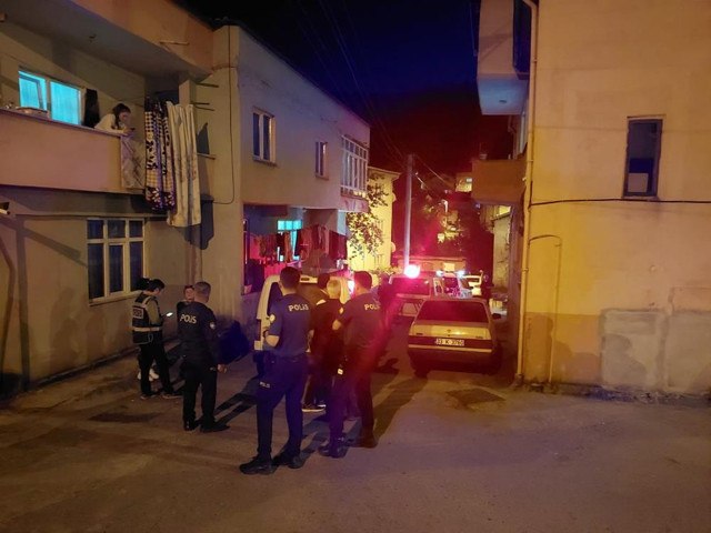 Zonguldak'ta hareketli dakikalar! Husumetlilerine saldırdı, polise direndi: Kaçmaya çalışırken kıskıvrak yakalandı! - Resim: 1