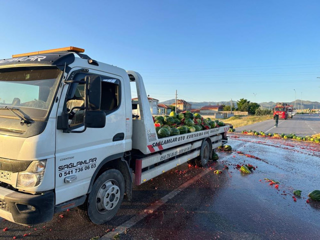 Afyonkarahisar’da tır devrildi, 24 ton karpuz ziyan oldu! Karayolu tek yönlü ulaşıma kapandı... - Resim: 1