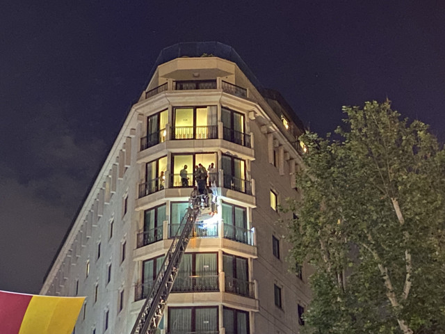 Taksim'de korkunç olay! Otelin demir korkuluklarına bağladığı iple intihar etti - Resim: 0