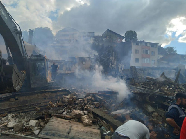 Erzurum'da bir evde çıkan yangın 15 eve sıçradı! 4 saat alev alev yandı - Resim: 0