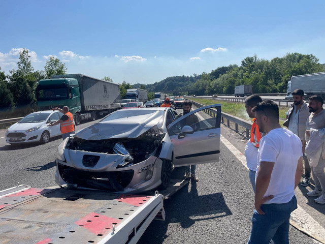 Anadolu Otoyolu'nun Sakarya kesiminde zincirleme kaza! Yaralılar var - Resim: 2