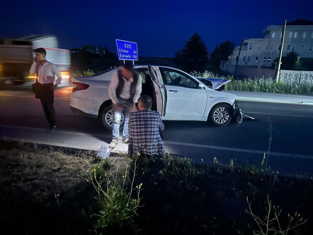 Afyonkarahisar'da feci kaza! Otomobilin çarptığı traktör 3 parçaya bölündü, 2 kişi yaralandı - Resim: 1