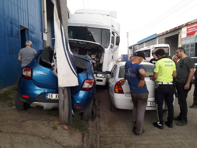 Park halindeyken harekete geçti koca tır dehşet saçtı! 2 kişi ölümden döndü, otomobillere çarparak durabildi... - Resim: 3