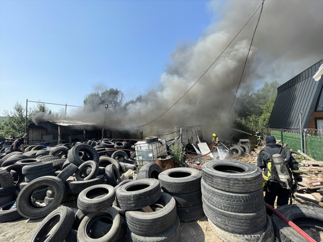 Bursa'da oto lastikçide yangın! İtfaiye ekipleri seferber oldu - Resim: 0