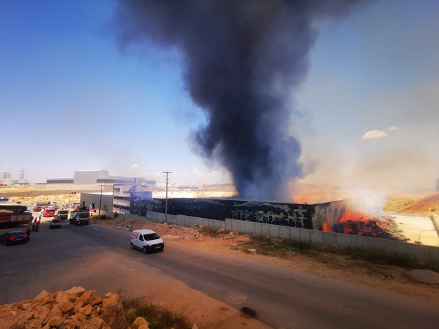 Tek teselli can kaybı olmaması! Gaziantep'te yanan fabrikada oluşan maddi zarar dudak uçuklattı - Resim: 0
