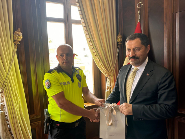 Yaşlı adamı sırtında taşıyan polis, vali tarafından ödüllendirildi - Resim: 0