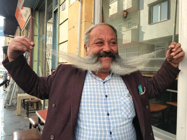 19 yıldır kesmiyor, aylık bakımına 2 bin TL ödüyor! Bayburtlu Pala'nın bıyıklarını gören hayrete düşüyor! - Resim: 0