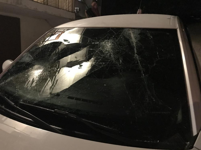 Sokakta terör estirdiler: Otomobilin camlarını kırdılar, 2 kişiyi bıçakla yaraladılar - Resim: 3