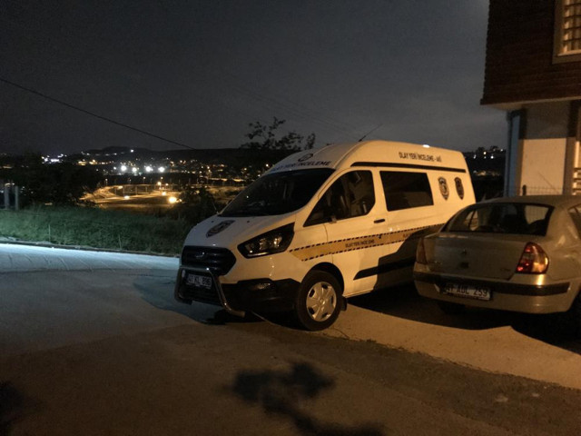 Sokakta terör estirdiler: Otomobilin camlarını kırdılar, 2 kişiyi bıçakla yaraladılar - Resim: 1