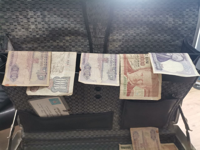 Biriktirdiği 350 bin TL'yi kullanmak isteyen Balıkesirli korkunç gerçekle yüzleşti: Paralar pul oldu - Resim: 2