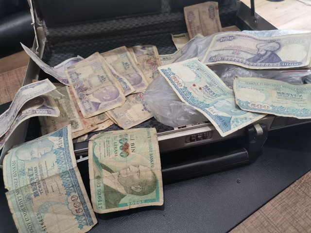 Biriktirdiği 350 bin TL'yi kullanmak isteyen Balıkesirli korkunç gerçekle yüzleşti: Paralar pul oldu - Resim: 1