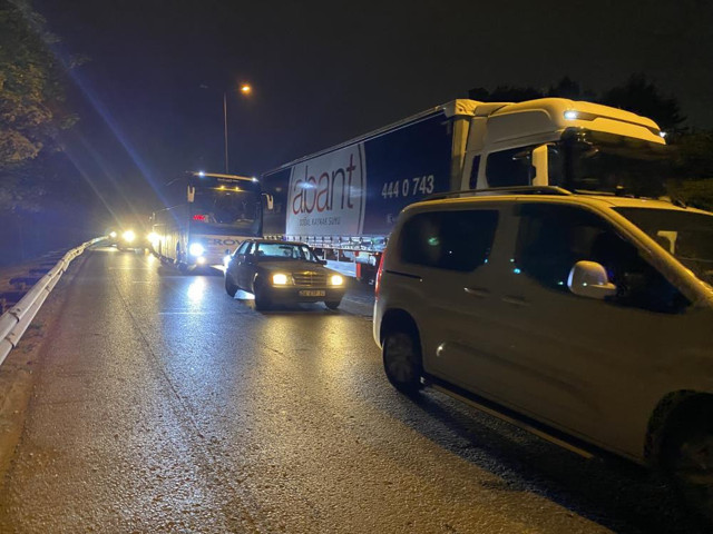 Kocaeli'de korkunç kaza! Araçlar takla attı, trafik durdu: Ortalık savaş alanına döndü! - Resim: 3
