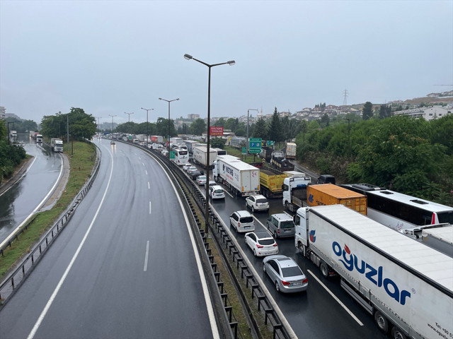 İstanbul yolunda trafiği kilitleyen kaza! 8 kilometrelik araç kuyruğu oluştu - Resim: 0