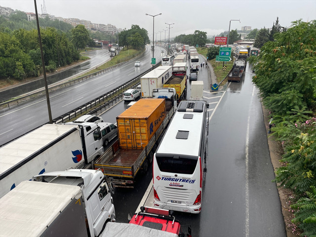 İstanbul yolunda trafiği kilitleyen kaza! 8 kilometrelik araç kuyruğu oluştu - Resim: 1