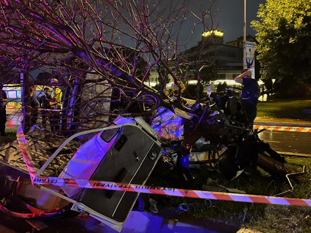 Kartal'da feci kaza! Ağaca çarpan araç ikiye bölündü: 1 ölü, 1 yaralı - Resim: 0