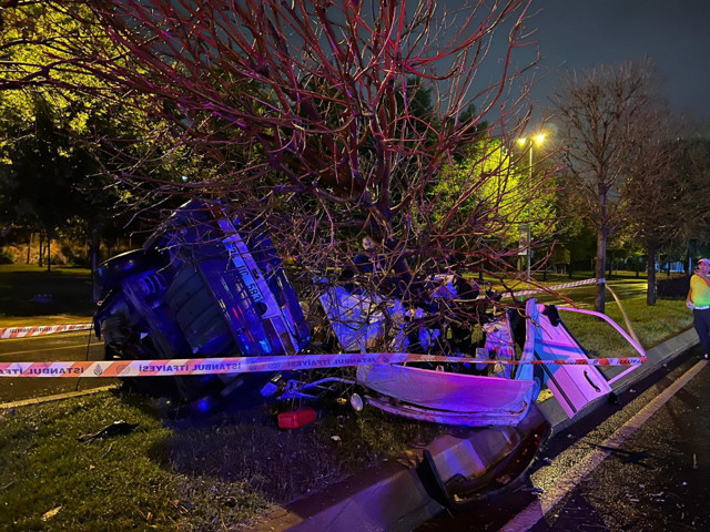 Kartal'da feci kaza! Ağaca çarpan araç ikiye bölündü: 1 ölü, 1 yaralı - Resim: 1
