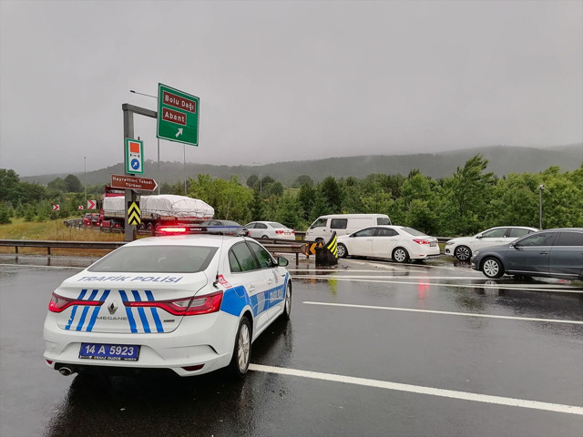 TEM Otoyolu'nda heyelan! Ankara-İstanbul otoyolu trafiğe kapatıldı - Resim: 3