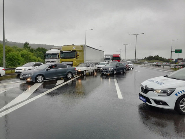TEM Otoyolu'nda heyelan! Ankara-İstanbul otoyolu trafiğe kapatıldı - Resim: 1