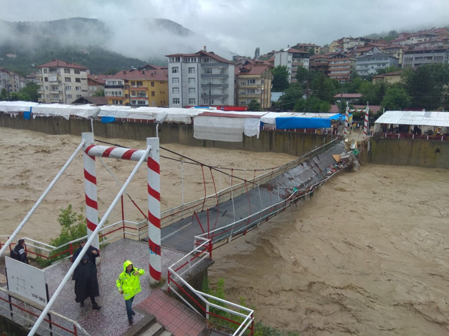 Meteoroloji 'kırmızı kod'la uyarmıştı! Zonguldak'ta durum çok fena köprüler yıkıldı, araçlar sular altında kaldı - Resim: 3
